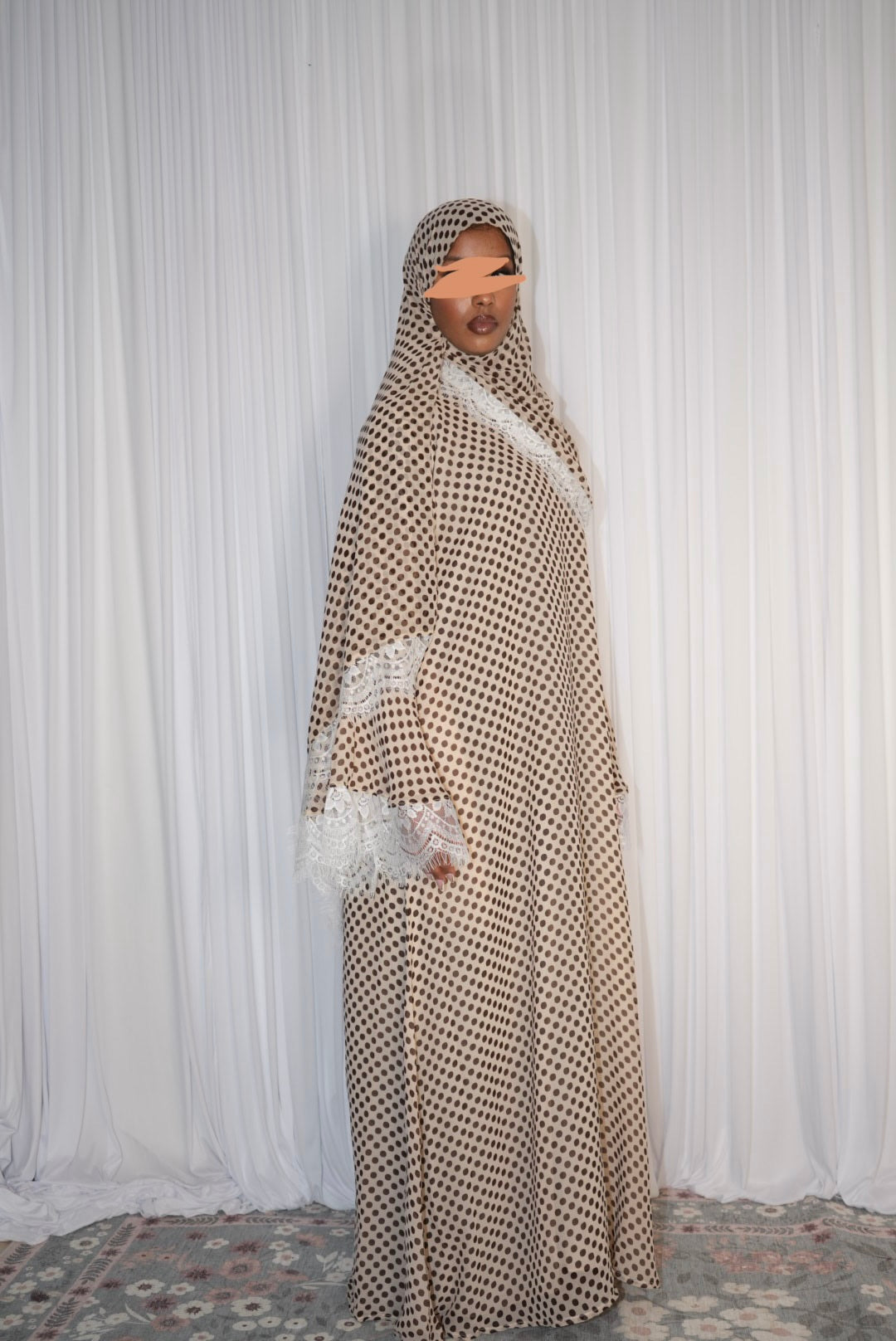 Cream polka (closed abaya)
