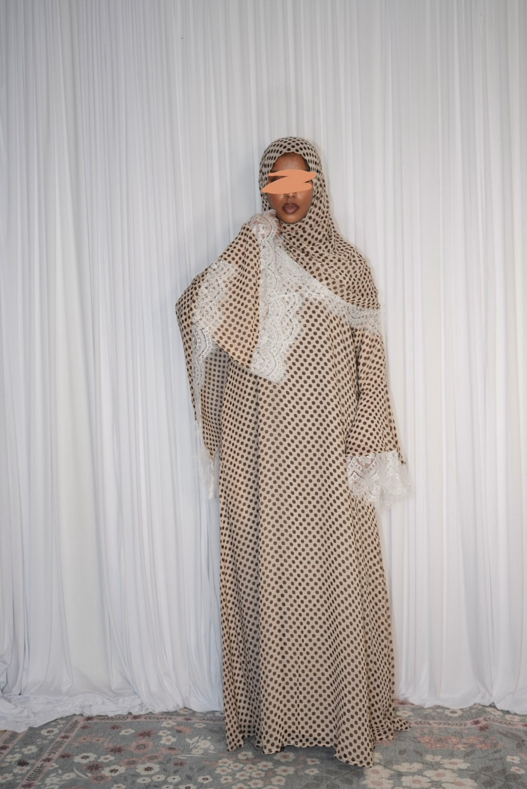 Cream polka (closed abaya)
